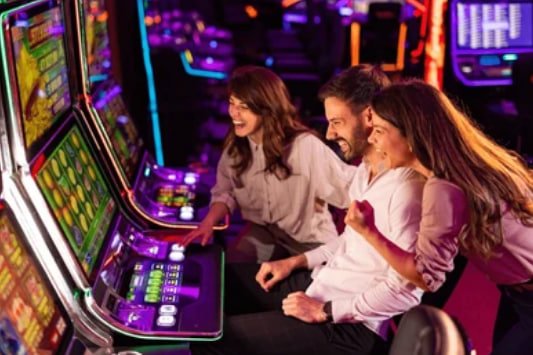 Antarmuka aplikasi mso303 menampilkan game slot dan live casino